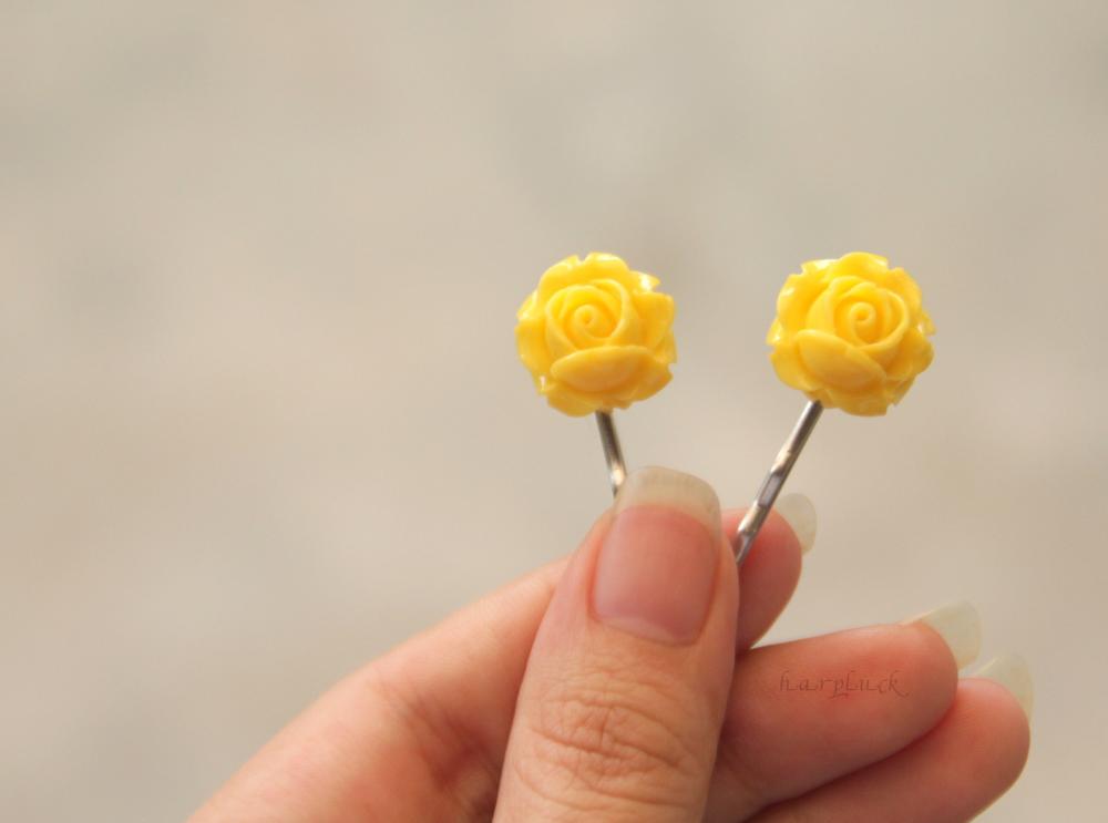 Yellow hair pin (2) Par Un beau jour ensolielle